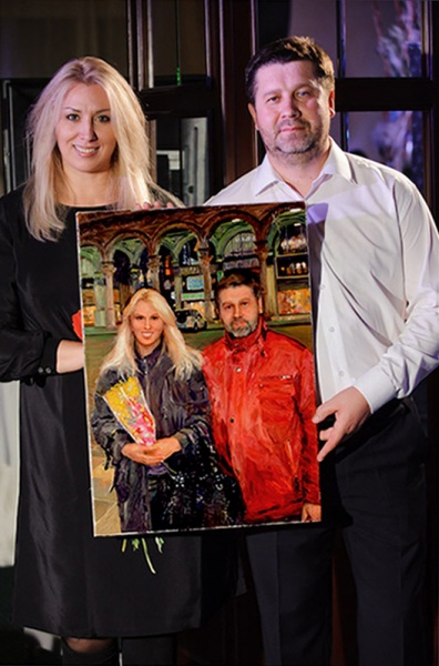 Оксана и Андрей Мельниковы,  с портретом ` В Милане на площади Дуомо`.Май 2013 г.